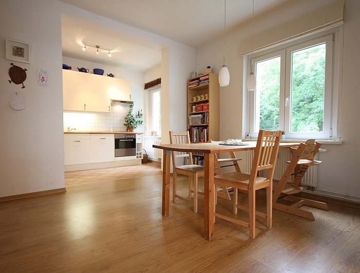 Attraktive helle 4-Zimmer-Wohnung mit 2 Balkone direkt am Anton-Saefkow-Park in Toplage!
