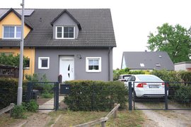 Attraktive, voll unterkellerte Doppelhaushälfte mit bester Ausstattung in ruhiger Wohnlage