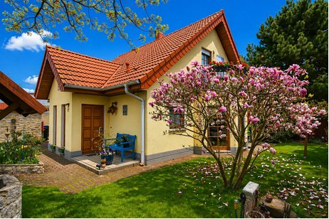 Attraktives Einfamilienhaus in ruhiger Lage mit traumhaftem Garten und Kirchturmblick