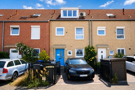 Attraktives Reihenmittelhaus mit neuer Heizung, modernen Fenstern und Kamin in gefragter Wohnlage
