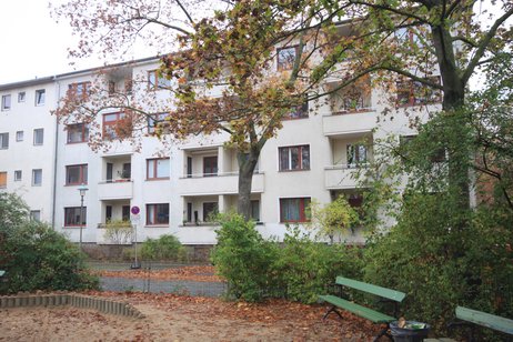 Bezugsfreie 2 1/2-Zimmer-Wohnung mit Blick auf den Althoffplatz in beliebter Lage von Berlin-Steglitz