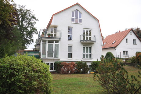 Bezugsfreie, lichtdurchflutete 3-Zimmer-Dachgeschoss-Maisonette-Wohnung mit Garten in Toplage