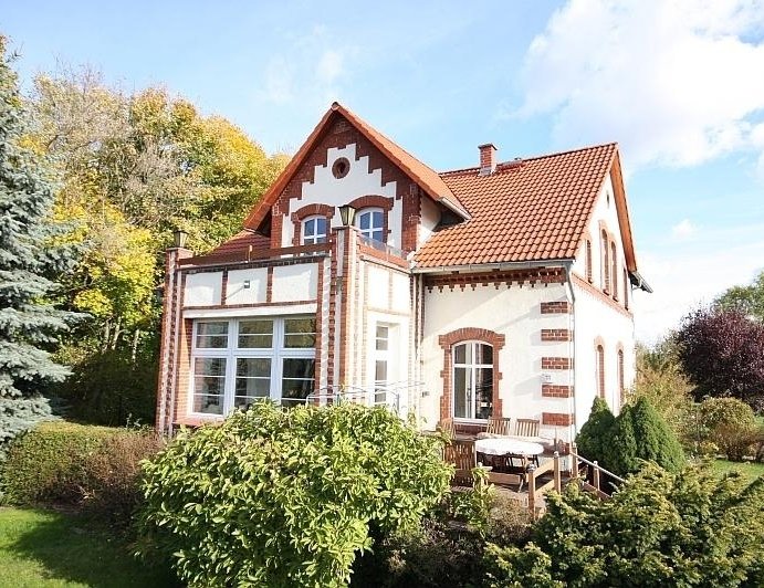 Bildschöne Altbauvilla von 1903 mit herrlichem Weitblick auf Felder und Wiesen!