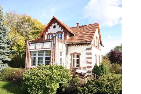 Bildschöne Altbauvilla von 1903 mit herrlichem Weitblick auf Felder und Wiesen!