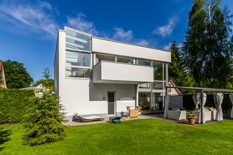 Bildschöne Bauhaus-Villa mit erstklassiger Ausstattung und sonnigem Südwestgarten