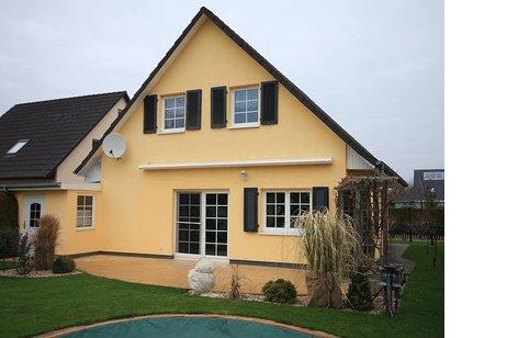 Bildschönes Einfamilienhaus mit Garage und bester Ausstattung auf sonnigem Südgrundstück