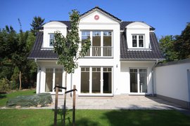 Bildschönes Einfamilienhaus mit Garage und hochwertiger Ausstattung auf sonnigem Südgrundstück