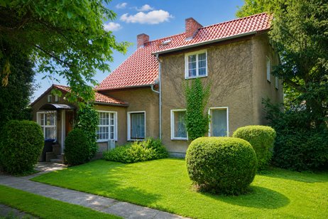 Charmante Doppelhaushälfte aus dem Jahr 1934 mit Garagen und parkähnlichem Gartengrundstück