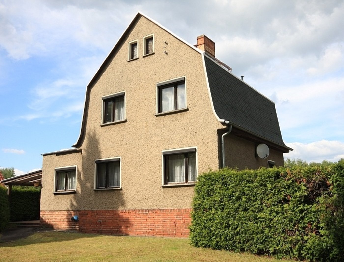 Charmantes Einfamilienhaus aus den 30erJahren mit Doppelgarage in direkter Nähe zu Berlin