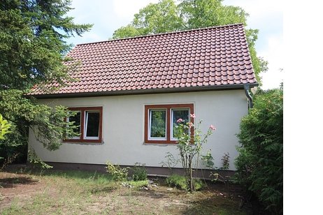 Charmantes Einfamilienhaus mit großem Nebengebäude auf sonnigem und idyllischen Gartengrundstück