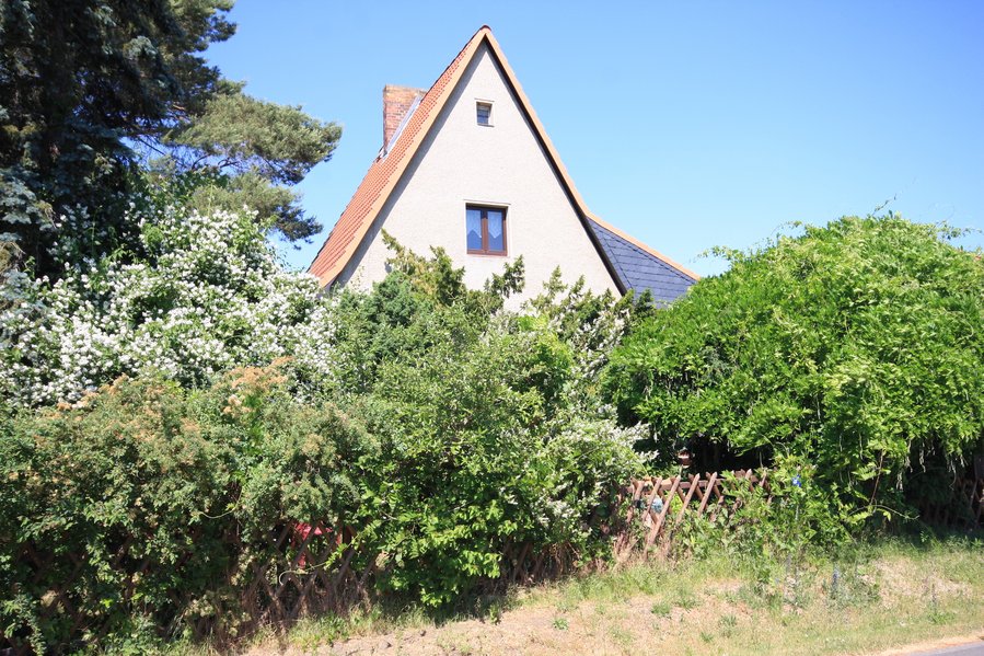 Charmantes Kleinwohnhaus mit Garage auf sonnigem Gartengrundstück