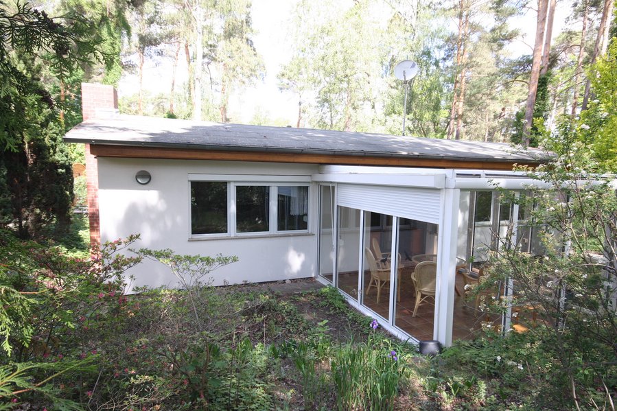Charmantes Kleinwohnhaus mit Wintergarten auf großzügigem Gartengrundstück