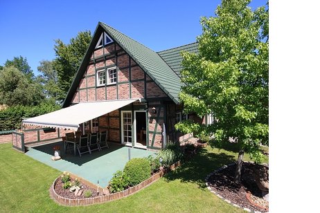 Echtes Fachwerkhaus mit bester Ausstattung und traumhaftem Garten inkl. Pool und großer Garage!