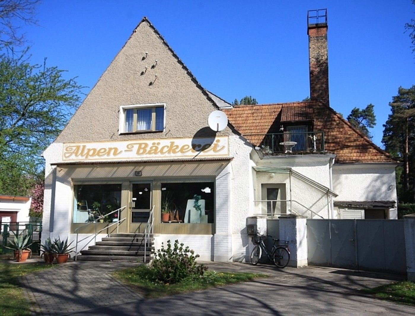 Ehemalige Bäckerei mit vielen Möglichkeiten, Garagen und Lagerräume