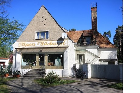 Ehemalige Bäckerei mit vielen Möglichkeiten, Garagen und Lagerräume, ideal zum Wohnen und Arbeiten!