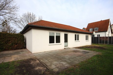Einfamilienhaus im Bungalowstil mit Doppelgarage auf sonnigem Südwestgarten