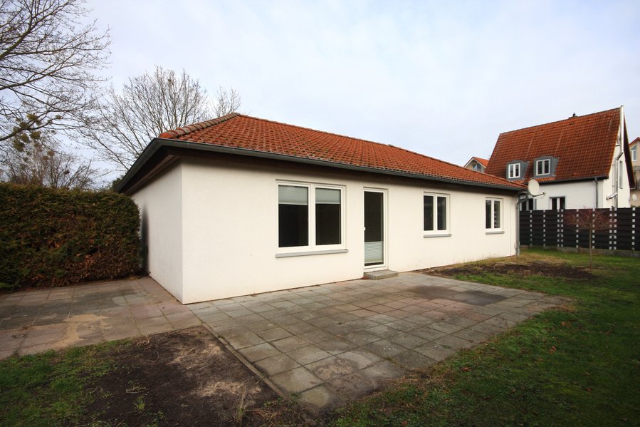 Einfamilienhaus im Bungalowstil mit Doppelgarage auf sonnigem Südwestgarten