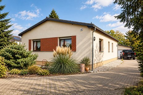 Einfamilienhaus im Bungalowstil mit Garage auf großzügigem, parkähnlichem Gartengrundstück