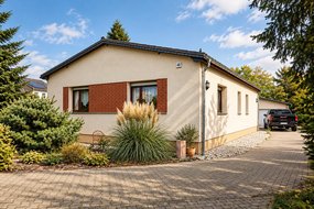 Einfamilienhaus im Bungalowstil mit Garage auf großzügigem, parkähnlichem Gartengrundstück
