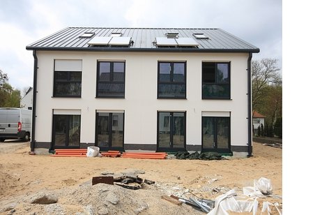 Erstbezug! Exklusive Doppelhaushälfte mit hochwertiger Ausstattung in Toplage von Falkensee (links)