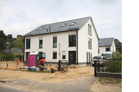Erstbezug! Exklusive Doppelhaushälfte mit hochwertiger Ausstattung in Toplage von Falkensee (rechts)