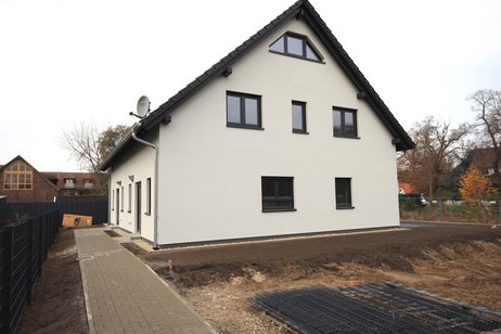 Erstbezug (Neubau)! Hochwertige Doppelhaushälfte im historischen Ortskern von Dallgow-Döberitz