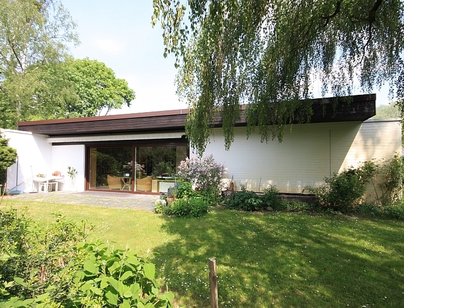 Exklusiver Bungalow mit Garage im Bauhausstil auf parkähnlichem Grundstück direkt am Spektesee