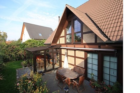 Exklusives Einfamilienhaus im Fachwerkstil mit hochwertiger Ausstattung und sonnigem Süd/West Garten