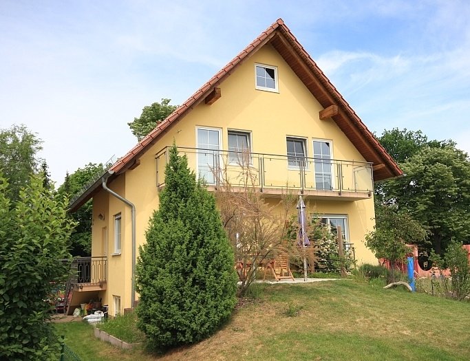 Exklusives Einfamilienhaus mit bester Ausstattung auf sonnigem Südgrundstück in direkter Seenähe!