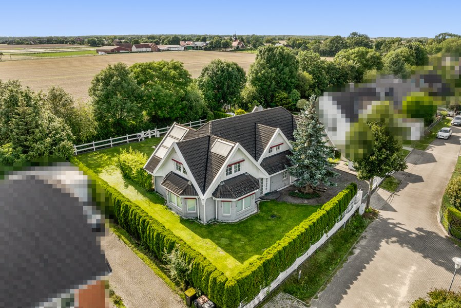 Exklusives und gepflegtes Einfamilienhaus mit herrlichem Weitblick auf Felder und Wiesen!