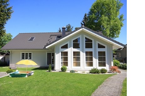 Exklusives und sehr gepflegtes Einfamilienhaus mit bester Ausstattung in Wald- und Seenähe!