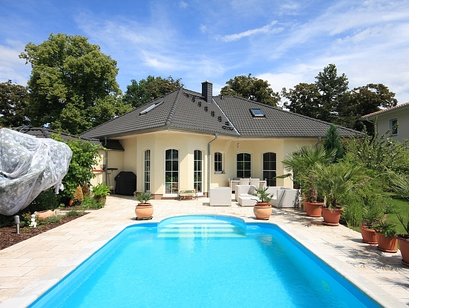 Exzellente Villa mit Türmchen mit hochwertiger Ausstattung in direkter Seenähe!