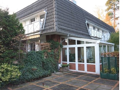 Gepflegte Doppelhaushälfte mit Wintergarten auf sonnigem Gartengrundstück in Bahnhofsnähe