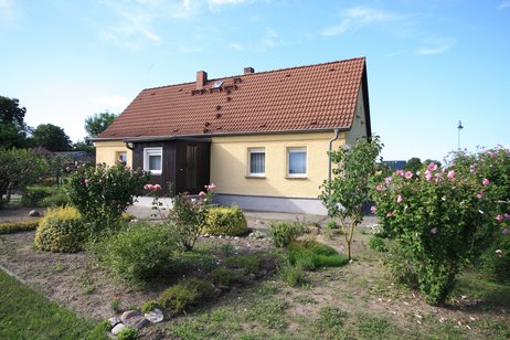 Gepflegtes kleines Einfamilienhaus mit Nebengelass mit Blick auf Felder und Wiesen