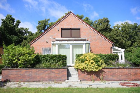 Gepflegtes, vollunterkellertes Einfamilienhaus im Bungalowstil mit Wintergarten in bester Lage