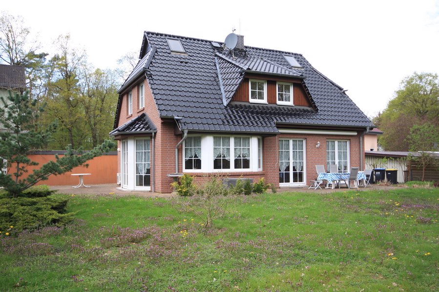 Geräumiges Einfamilienhaus auf großzügigen Gartengrundstück mit unverbaubaren Blick ins Grüne