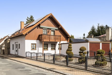 Geräumiges Einfamilienhaus mit Einliegerwohnung, Wärmepumpe und Photovoltaikanlage in schöner Lage