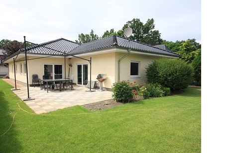 Großzügiger Bungalow mit Doppelgarage und bester Ausstattung auf sonnigem Gartengrundstück!