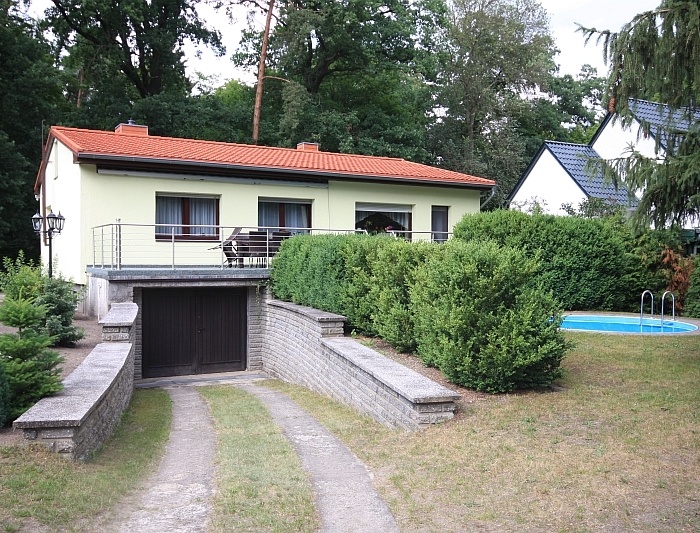 Großzügiger Bungalow mit Einliegerwohnung direkt am Wäldchen auf