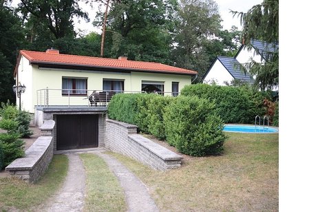 Großzügiger Bungalow mit Einliegerwohnung direkt am Wäldchen auf sonnigem Gartengrundstück