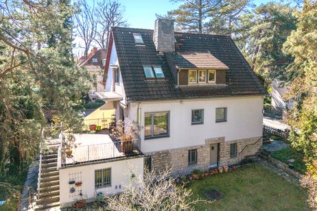 Bestlage Warnenweg: Großes Einfamilienhaus in Westender Villenlage auf einem sonnigen Südgrundstück