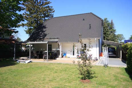 Großzügiges Einfamilienhaus mit bester Ausstattung und Blick ins Grüne