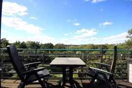 Haus im Haus: 4-Zimmer-Maisonette-Wohnung mit Balkon, TG-Stellplatz und Blick ins Grüne