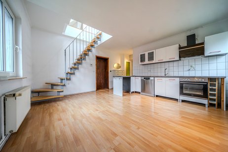 Helle Maisonettewohnung mit 3,5 Zimmern, Kamin und eigenem Garten – ca. 130 m²