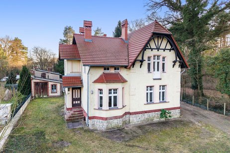Hinreißende Ein-/Zweifamilienhaus-Villa von 1904 mit besonders viel Altbaucharme direkt am Wäldchen