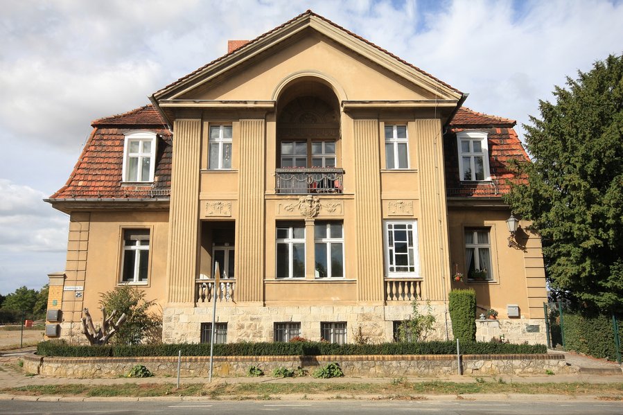 Hochherrschaftliche Altbauvilla von 1913 mit 3 attraktiven Wohneinheiten in Toplage von Nauen + Bauplatz