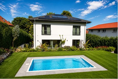 Hochklassige Stadtvilla mit Pool, Photovoltaikanlage und traumhaftem Gartengrundstück