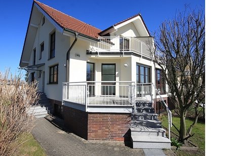 Hochwertige Doppelhaushälfte mit Souterrain auf sonnigem Südgarten in direkter Berlinnähe!