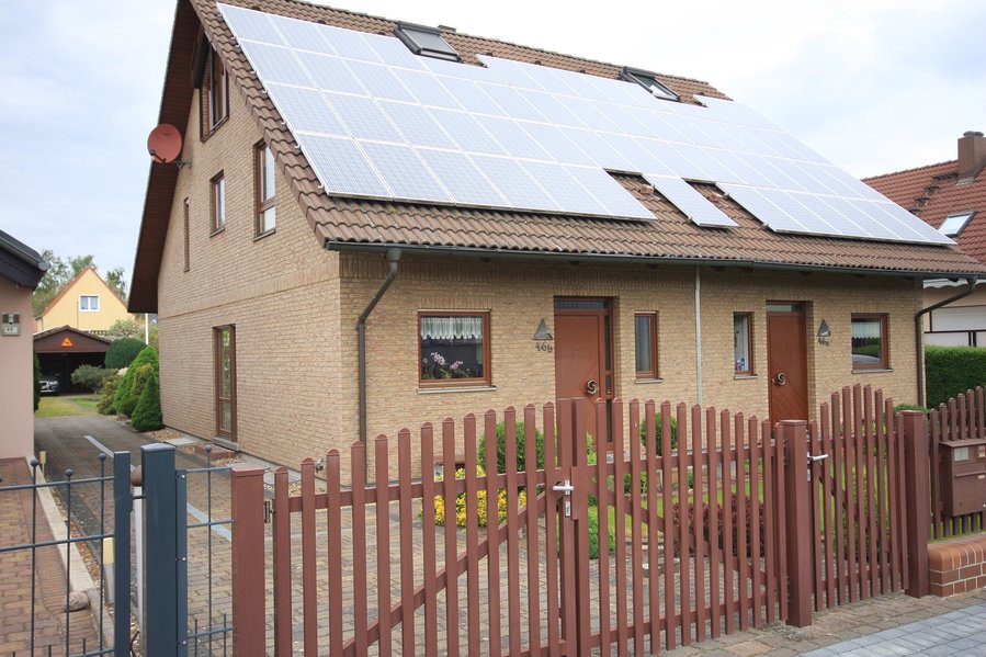 Hochwertige, vollunterkellerte Doppelhaushälfte mit Photovoltaikanlage auf sonnigem Süd-/West-Grundstück