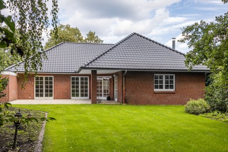 Hochwertiger Winkelbungalow auf parkähnlichem Grundstück mit weiterem Bauplatz in Wald- und Seenähe